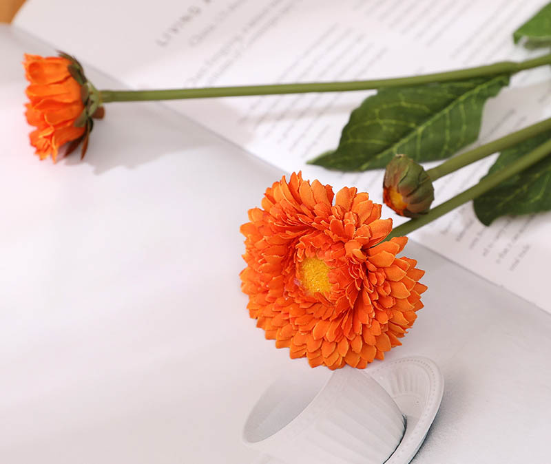 Single marigold artificial flower, 3-head artificial chrysanthemum flower bunch, wild chrysanthemum background  Tangerine